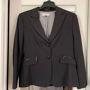 Tahari Arthur S Levine Women’s Black pinstriped Suit Size 16